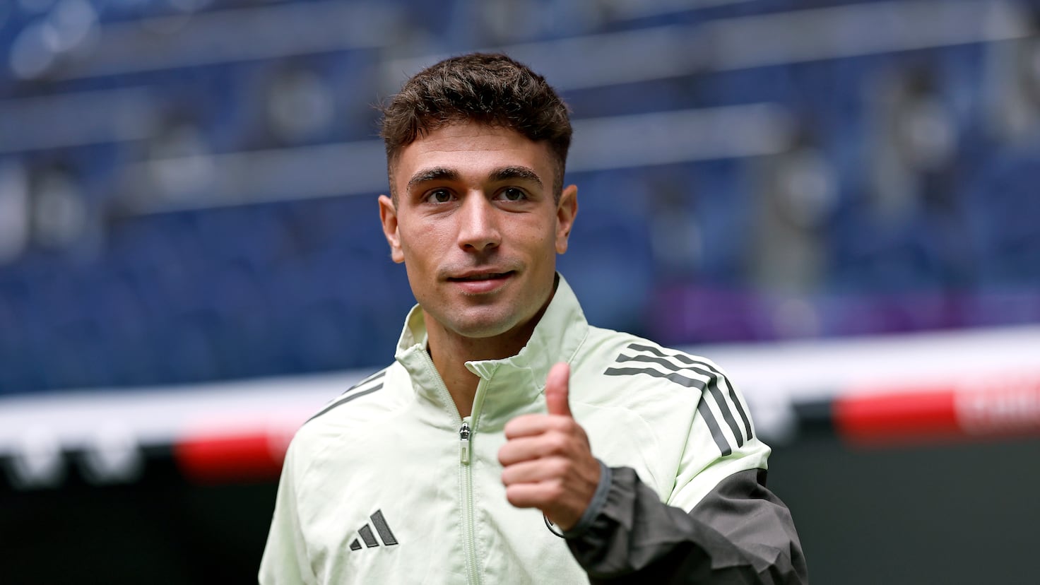 David Jiménez, noul star al Real Madrid, își face debutul pe Mestalla David Jiménez, tânărul fundaș dreapta al echipei Real Madrid, a pășit cu emoție și entuziasm pe terenul de la Mestalla, unde va debuta ca titular în La Liga
