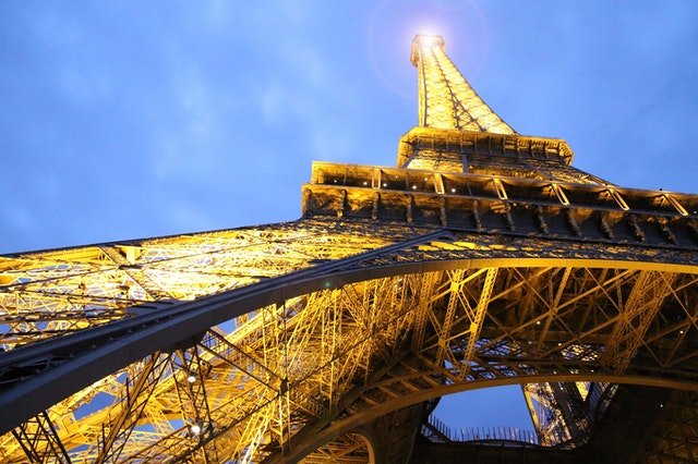 O româncă, între savanții aleși pentru a fi omagiați pe Turnul Eiffel Turnul Eiffel din Paris se pregătește să marcheze istoria științei și a cercetării cu un gest simbolic: gravarea numelor a 72 de cercetători remarcabili, printre care și o româncă, Agnes Ullmann