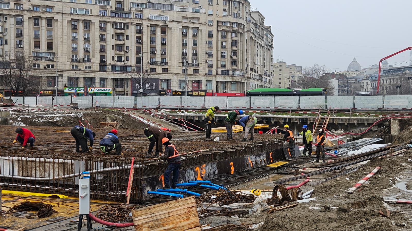 Progres semnificativ în șantierul de la Piața Unirii: lucrările depășesc 30% și se apropie de finalul fazelor inițiale Lucrările de reabilitare a Planșeului Unirii din centrul orașului continuă să avanseze pe o pistă neașteptat de rapidă