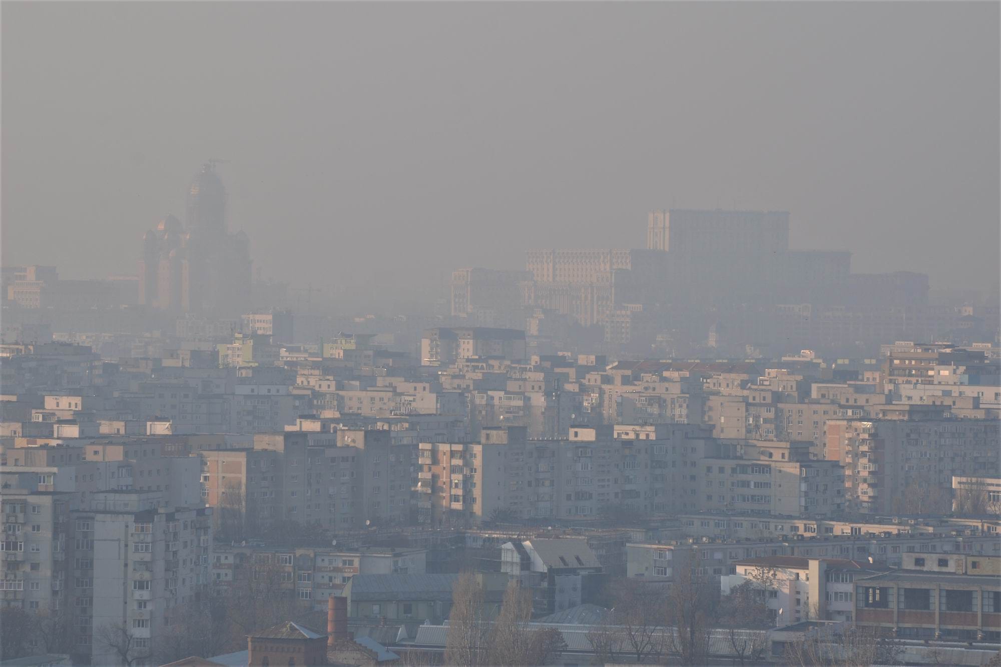 Calitatea aerului din București și Ilfov rămâne alarmantă în 2025, fiind puternic influențată de particulele fine PM 2.5 și PM10, conform ultimului bilanț realizat de Garda Națională de Mediu