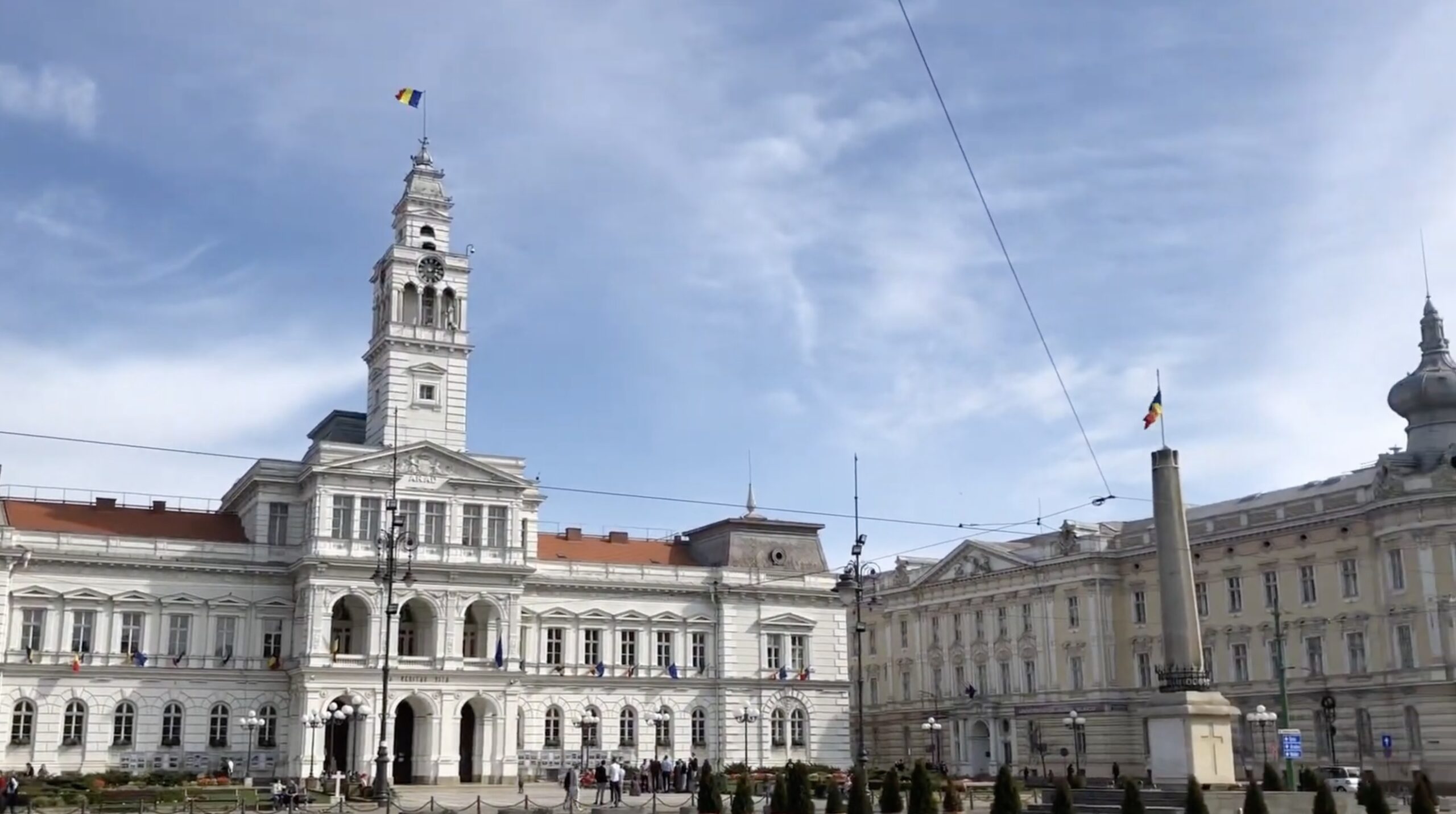 Organizațiile civice din România reclamă blocaje administrative în dreptul de a protesta în fața Palatului Justiției din Arad, în contextul deciziei controversate a Curții Constituționale privind amânarea pronunțării într-un dosar sensibil legat de pensiile magistraților
