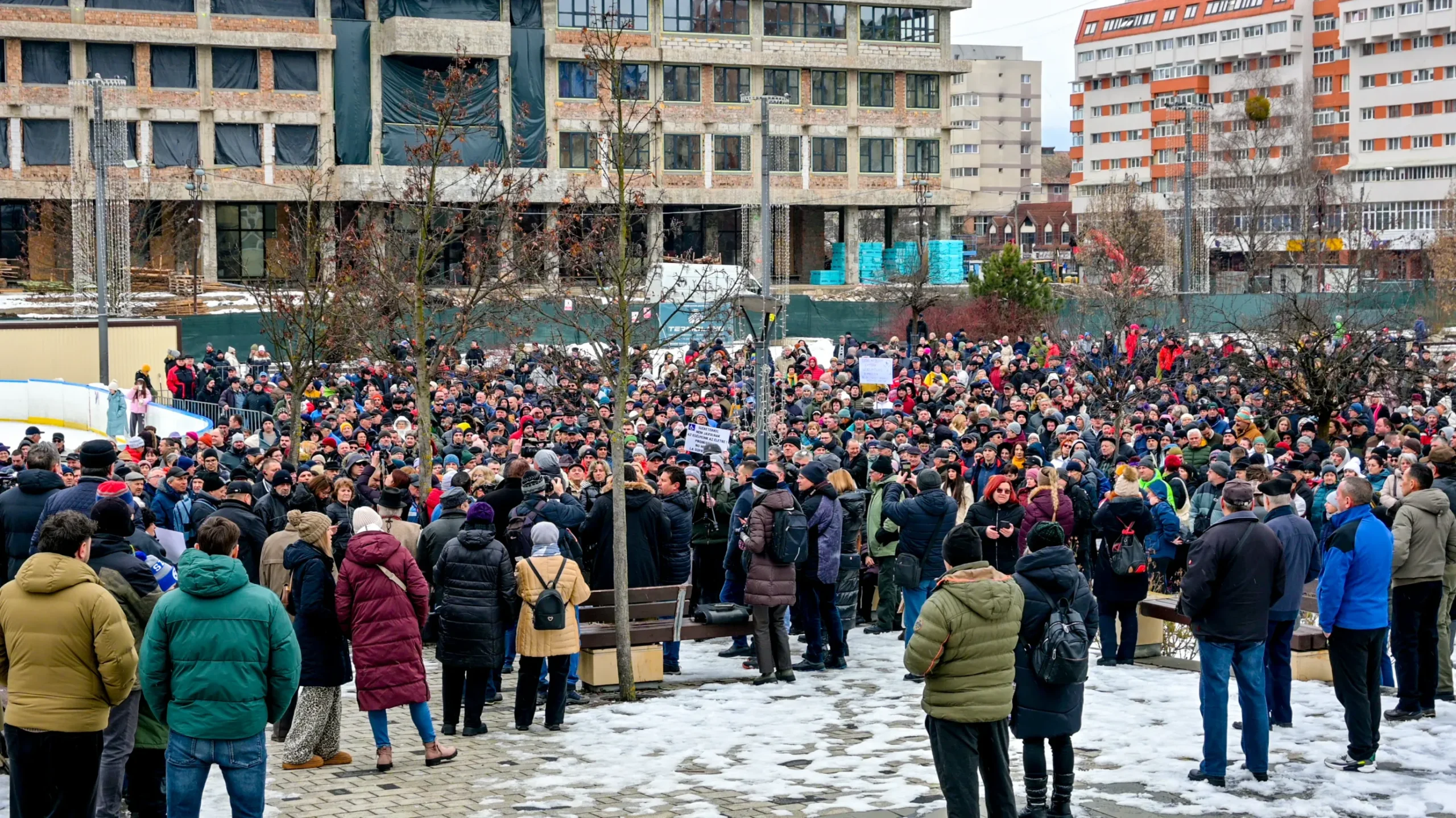Proteste în Gheorgheni împotriva majorării impozitelor și măsurilor guvernamentale controversate Sâmbătă, în orașul Gheorgheni, situat în inima județului Harghita, aproximativ 200 de locuitori s-au adunat pentru a-și exprima nemulțumirea față de deciziile Guvernului, într-un protest spontan, organizat în fața Casei de Cultură
