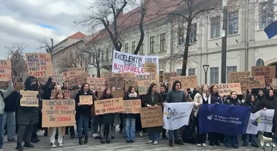 Proteste pe toată bătaia de joc a majorării taxelor universitare la Universitatea Babeș-Bolyai Cluj-Napoca devine scena unui nou val de nemulțumiri în rândul studenților, după ce conducerea Universității Babeș-Bolyai (UBB) a anunțat majorarea semnificativă a taxelor de școlarizare