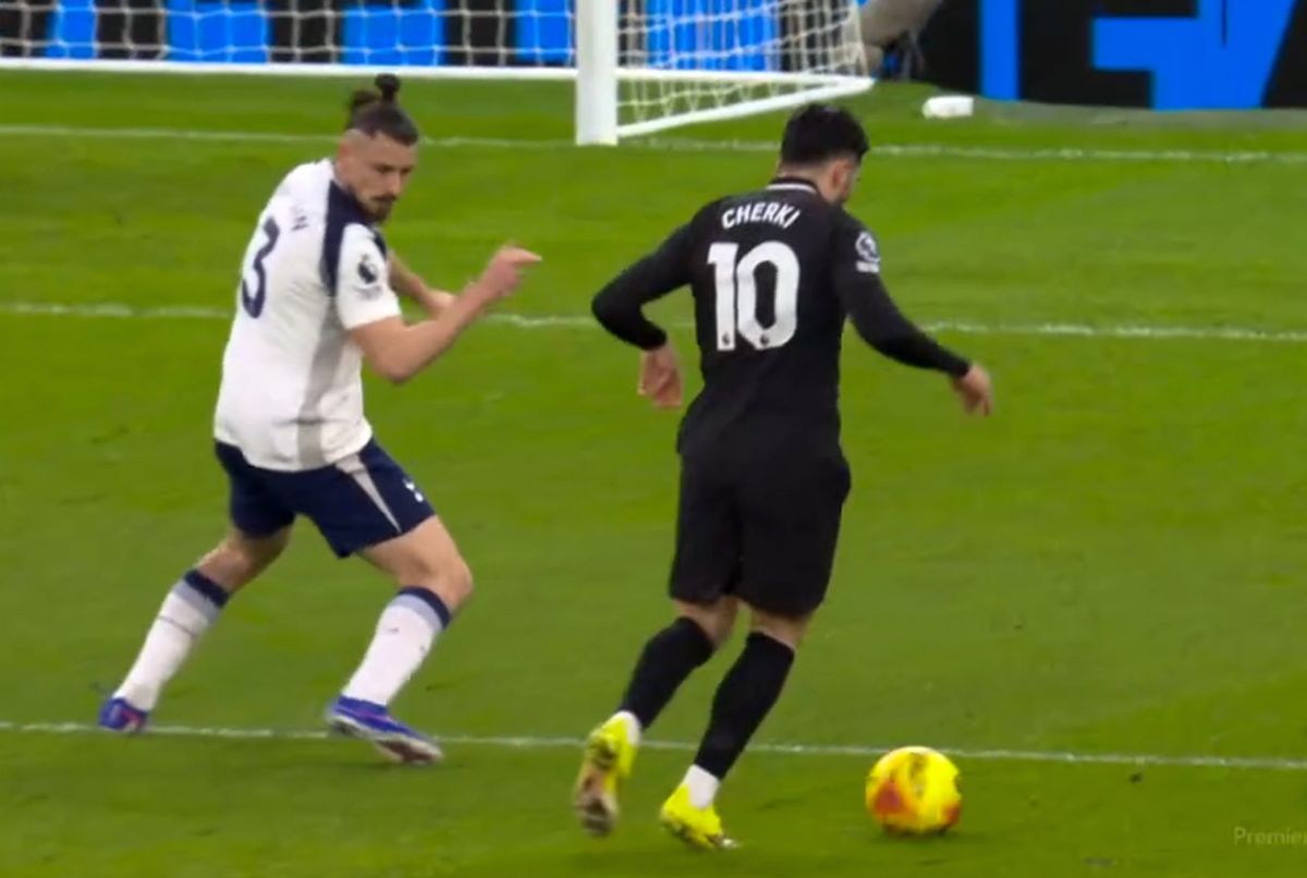 Tottenham înfruntă provocarea Manchester City cu Radu Drăgușin titular Tottenham Hotspur a primit astăzi vizita campioanei en-titre, Manchester City, în cel mai aşteptat meci al etapei 24 din Premier League