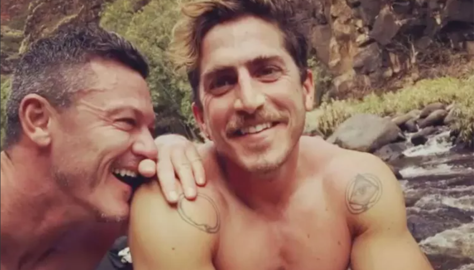 Rafael Olarra și Luke Evans: Povestea unei iubiri discrete Într-o lume plină de speculații, povestea de dragoste dintre Rafael Olarra, directorul creativ argentinian, și Luke Evans, actorul galez cunoscut pentru rolurile sale din filme precum „Beauty and the Beast” și „The Hobbit”, revine în atenția presei