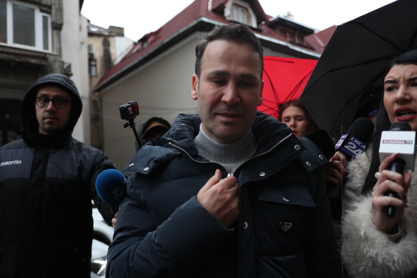 Primarul Sectorului 3, Robert Negoiţă, revine în prim-plan după o decizie a Tribunalului Bucureşti, care a admis joi plângerea sa şi a dispus revocarea măsurii controlului judiciar instaurate anterior în dosarul legat de construcţiile ilegale peste conducte de gaze în Sectorul 3