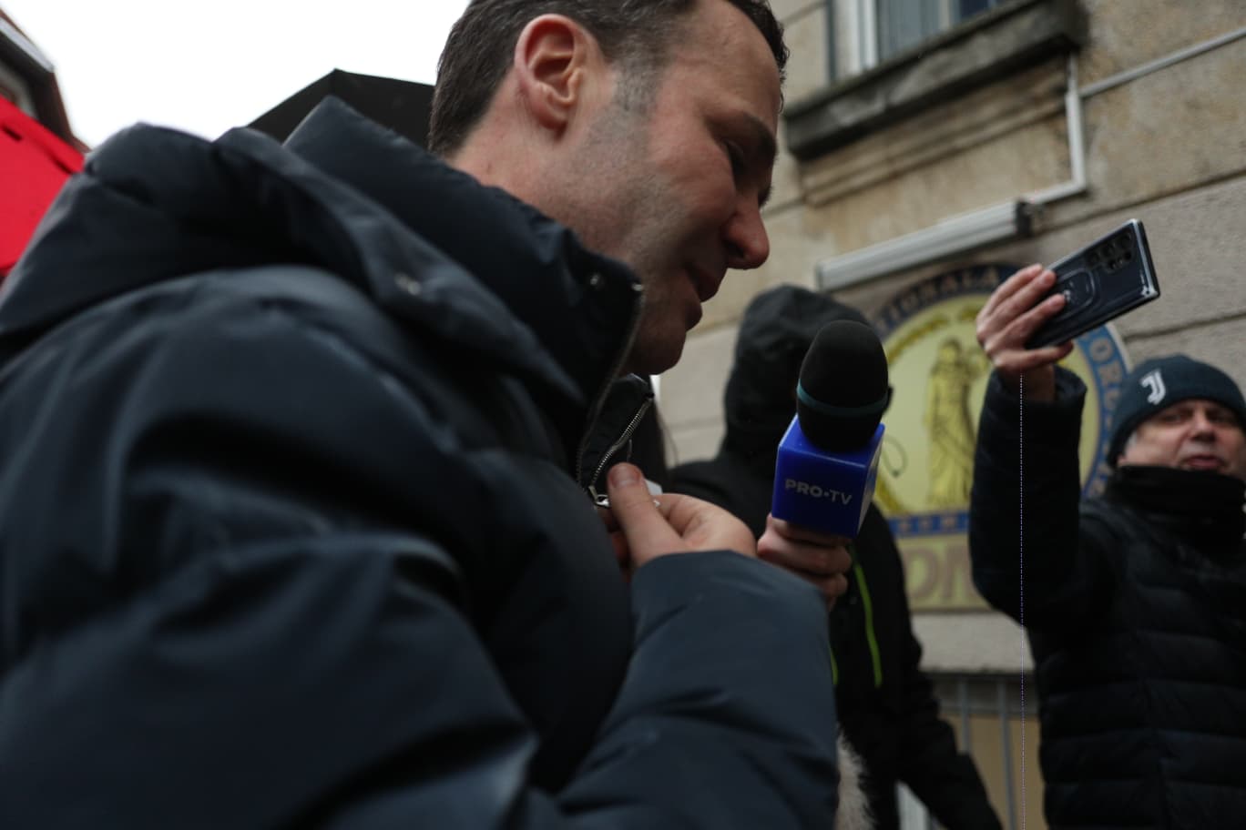 Primarul Sectorului 3, Robert Negoiță, rămâne în centrul unui scandal de amploare, după ce a fost pus oficial sub control judiciar într-un dosar în care este suspectat de implicare în atribuirea ilegală a unor lucrări edilitar-administrative
