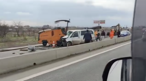 Accident grav pe DN5: cinci răniți după coliziunea dintre dubiță și utilaj de drumuri
