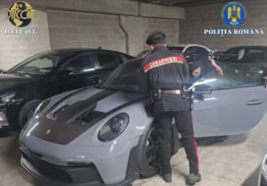 20 de mașini de lux în leasing, în valoare de 1,7 milioane euro, transportate în Italia; liderul grupării, Petrea Alfred, urmărit internațional, relații cu Ndrangheta