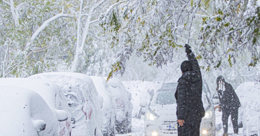 Viscol și Ninsori Abundente: Avertizări Meteorologice pentru România Florinela Georgescu, directorul prognozei din cadrul Administrației Naționale de Meteorologie (ANM), a anunțat marți că România se pregătește pentru cel mai sever episod de viscol și ninsori din acest sezon