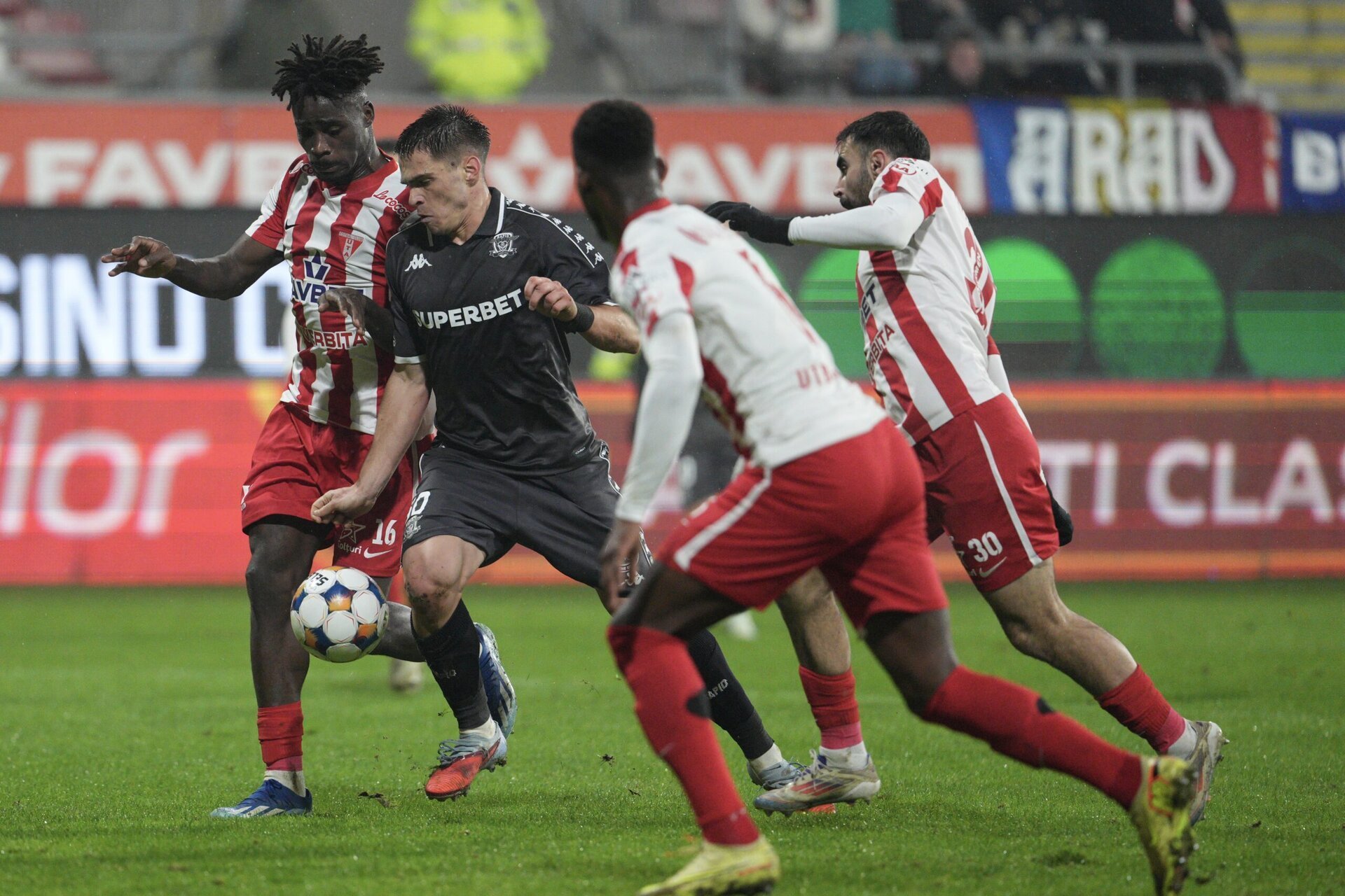 UTA visează la cupele europene, în ciuda problemelor financiare UTA Arad își continuă drumul spre play-off-ul Superligii, obținând o victorie esențială cu 1-0 în deplasare la Mioveni, în fața echipei FC Argeș