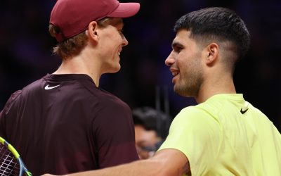 Sinner vince la partita d’esordio a Doha, ma Alcaraz fiata sul collo