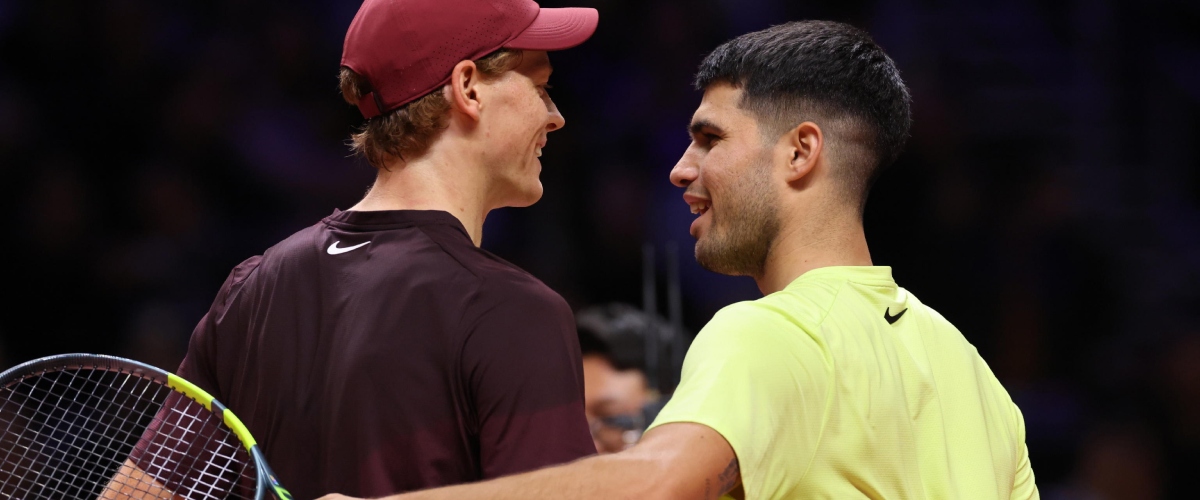 Sinner vince la partita d’esordio a Doha, ma Alcaraz fiata sul collo