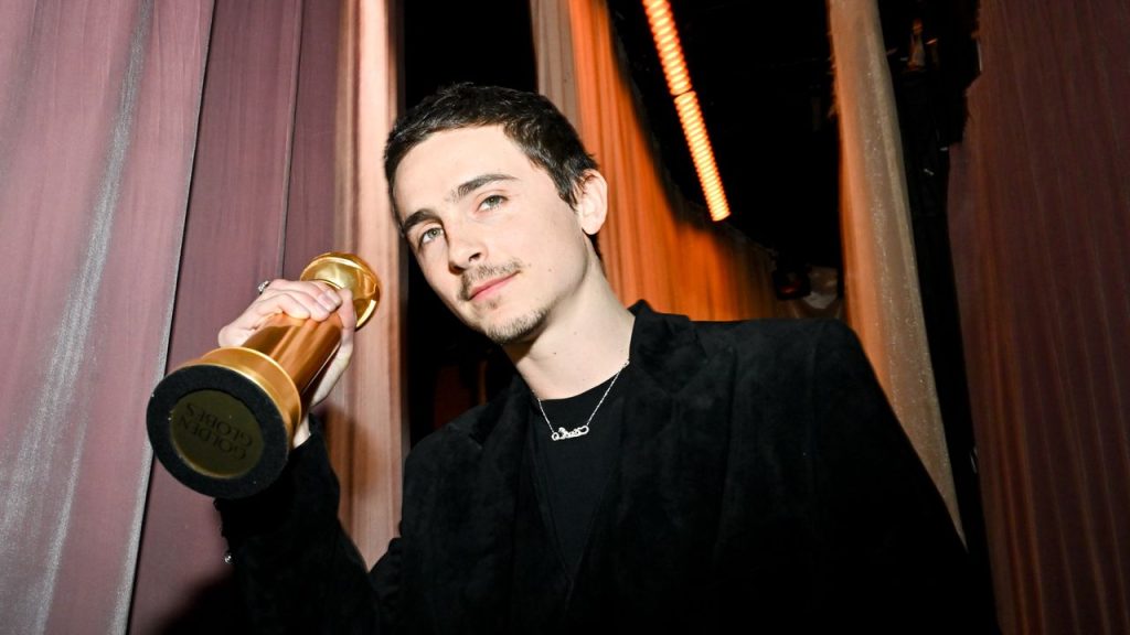 Timothée Chalamet pe Calea Spre EGOT: O Performanță Promițătoare Timothée Chalamet a câștigat recent un premiu Golden Globe pentru interpretarea sa din filmul Marty Supreme, consolidându-și poziția de favorit în cursa pentru statueta de cel mai bun actor la Premiile Academiei din martie