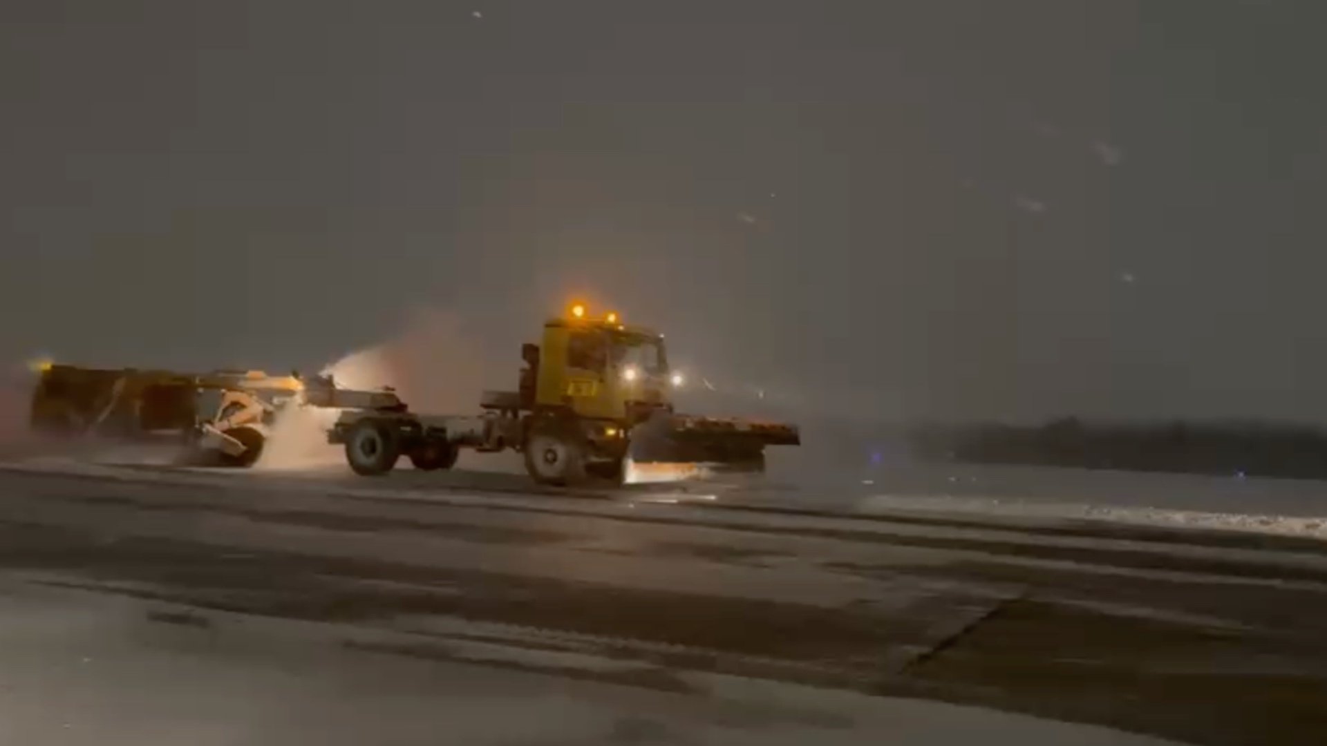 Traficul aerian pe aeroporturile din București, Henri Coandă și Băneasa, se desfășoară în condiții de iarnă, fără înregistrarea unor zboruri anulate, însă cu posibilitatea întârzierilor