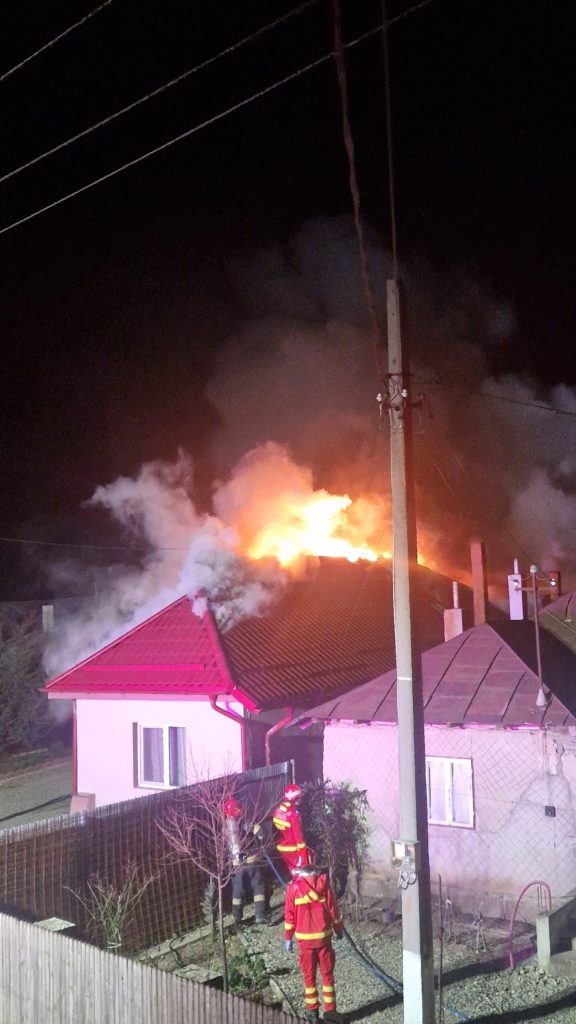 Incendiu devastator în comuna Popești: O femeie a murit carbonizată În această dimineață, un incendiu violent a cuprins o locuință din comuna Popești, tragicul eveniment având loc în jurul orei 06:20