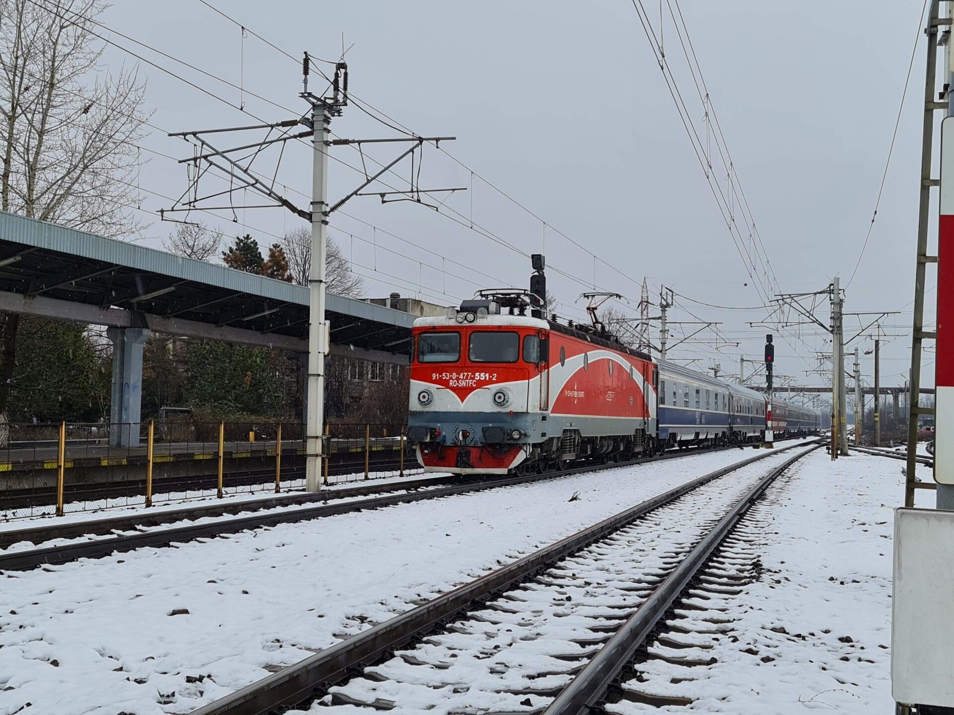 CFR Călători anulează zeci de trenuri din cauza vremii severe CFR Călători a anunțat miercuri anularea a numeroase trenuri din cauza condițiilor meteorologice extreme care afectează circulația feroviară