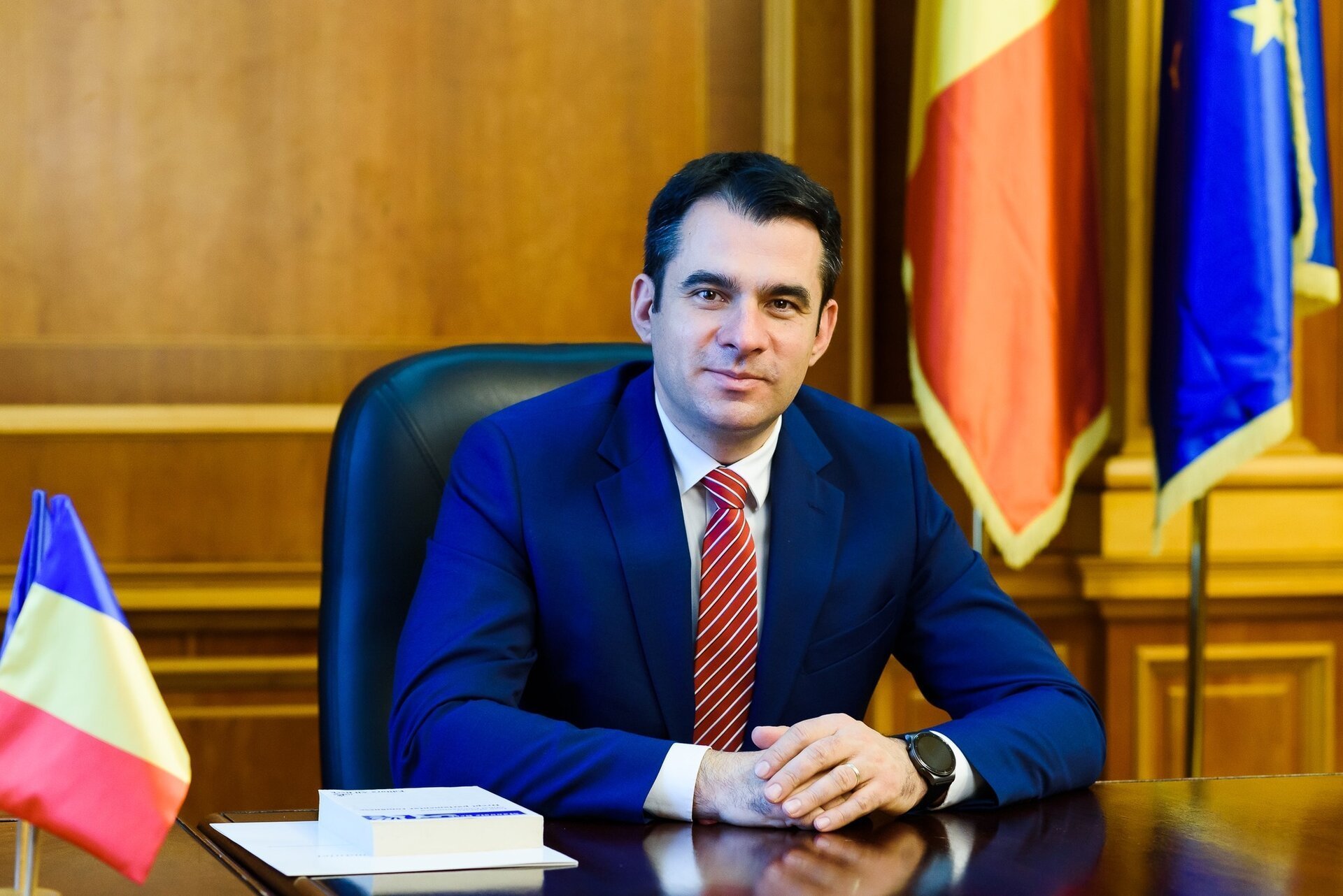 Intertitlu: Senatorul USR acuză PNL, AUR și PSD de o inițiativă legislativă „absolut abuzivă” Senatorul USR Ștefan Pălărie a ridicat problema unei propuneri legislative care modifică Legea Academiei Române