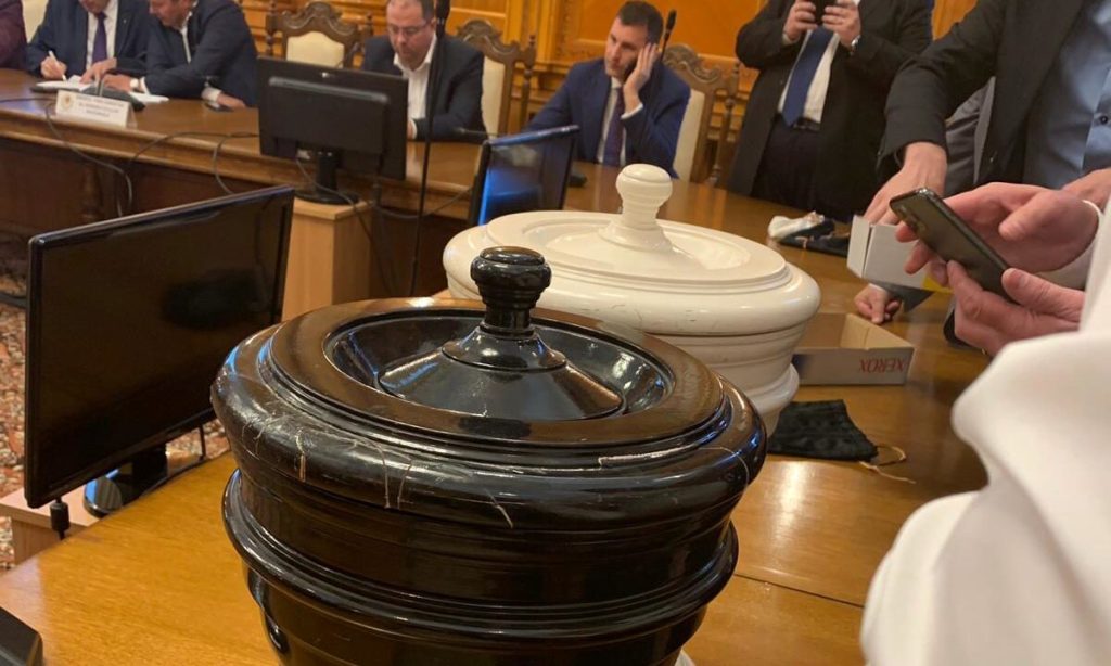 Urnele-de-vot-motiune-cenzura-sursa-g4-e1739544904666.jpeg