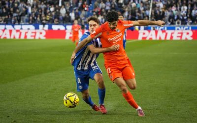 Gonçalo Guedes, de la Real Sociedad y Denis Suárez, del Alavés, en el estadio de Mendizorroza en Vitoria en foto de archivo de Adrián Ruiz Hierro