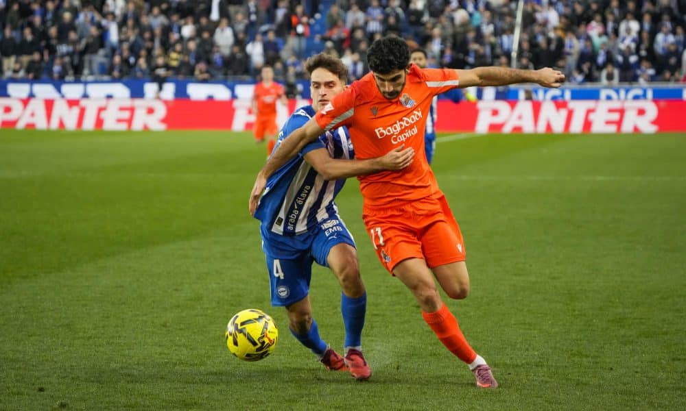 Gonçalo Guedes, de la Real Sociedad y Denis Suárez, del Alavés, en el estadio de Mendizorroza en Vitoria en foto de archivo de Adrián Ruiz Hierro