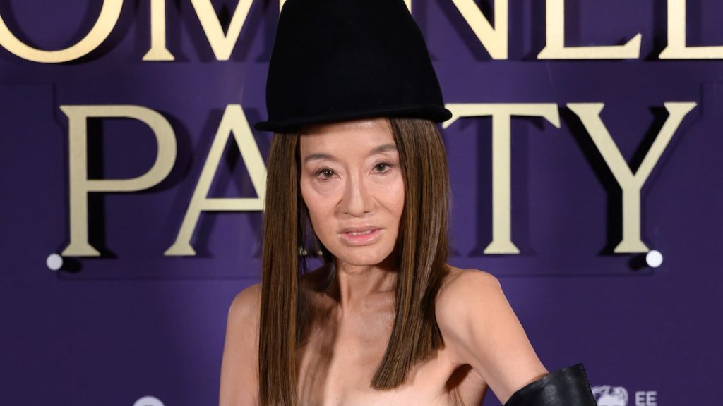 Vera Wang, un exemplu de eleganță fără vârstă la petrecerea BAFTA Celebrul designer Vera Wang, în vârstă de 76 de ani, a demonstrat din nou că stilul elegant nu are vârstă, strălucind la petrecerea nominalizaților BAFTA desfășurată în acest weekend la National Portrait Gallery din Londra