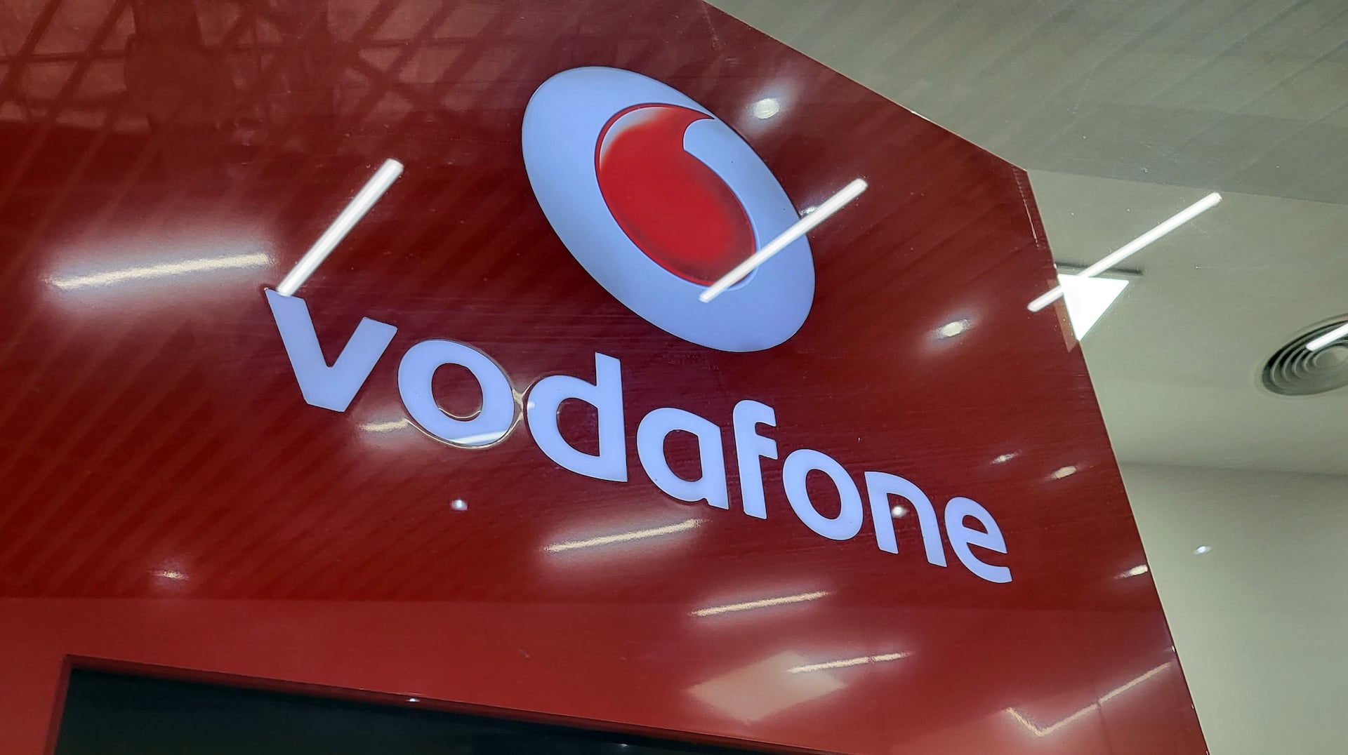 Vodafone România anunță o ajustare a tarifelor pentru o gamă largă de servicii, pe fondul creșterii costurilor de furnizare, iar această modificare va fi aplicată începând cu următoarea factură