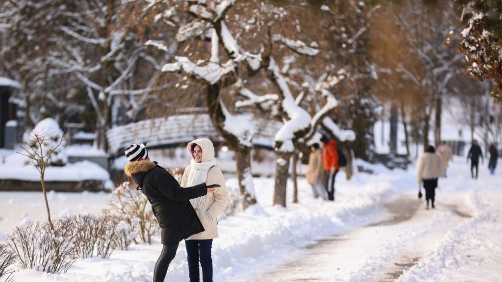Vremea în România se schimbă radical. După temperaturi de 15 grade, meteorologii anunță că ninsorile și frigul revin