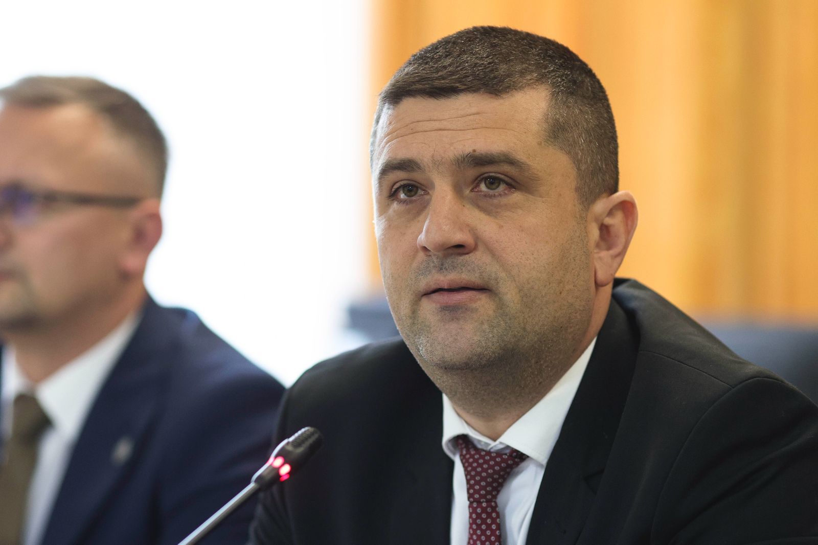 Un bloc de nouă etaje afectează siguranța militară la Craiova Ministrul Apărării, Radu Miruță, a declarat că un dezvoltator imobiliar a construit un bloc de nouă etaje în apropierea unor depozite de muniție din Craiova, fără a respecta reglementările legale