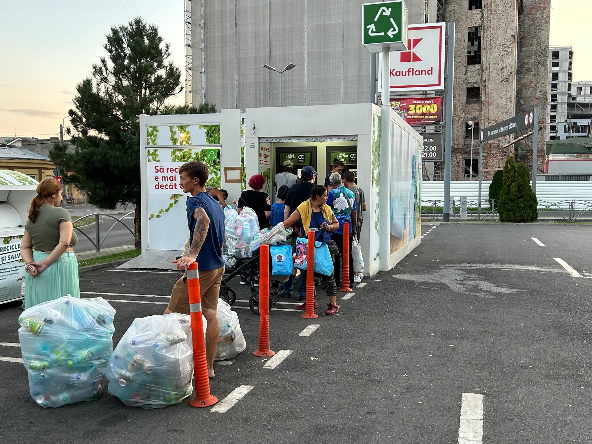 Peste 94 de milioane de euro recuperate din reciclarea ambalajelor în 2025, atât în București, cât și în Ilfov Anul 2025 a marcat un succes clar pentru sistemul de Garanție-Returnare (SGR) în zona București-Ilfov, unde consumatorii au recuperat peste 94 de milioane de euro prin returnarea ambalajelor reciclabile