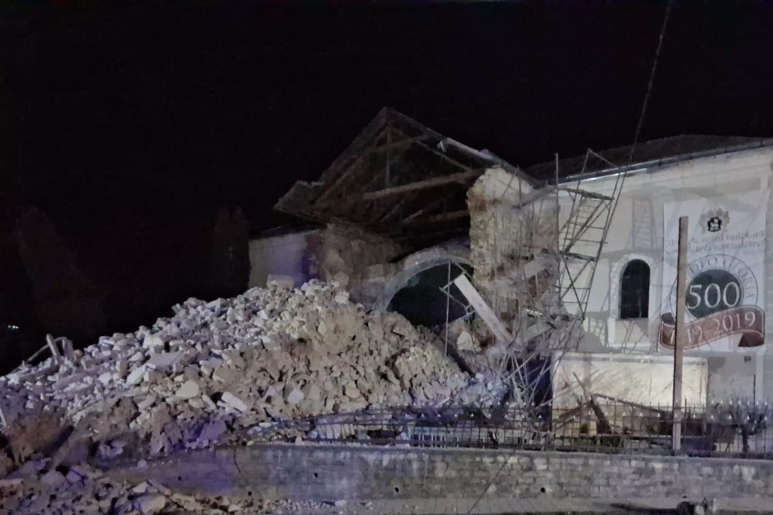 Prăbușirea turlei unei biserici din Cehu Silvaniei: o tragedie surprinsă de autorități În această seară, în jurul orei 18:30, un incident tragic a zguduit orașul Cehu Silvaniei, din județul Zalău, după ce turla unei biserici istorice s-a prăbușit, rănind grav una dintre persoane aflate în apropiere