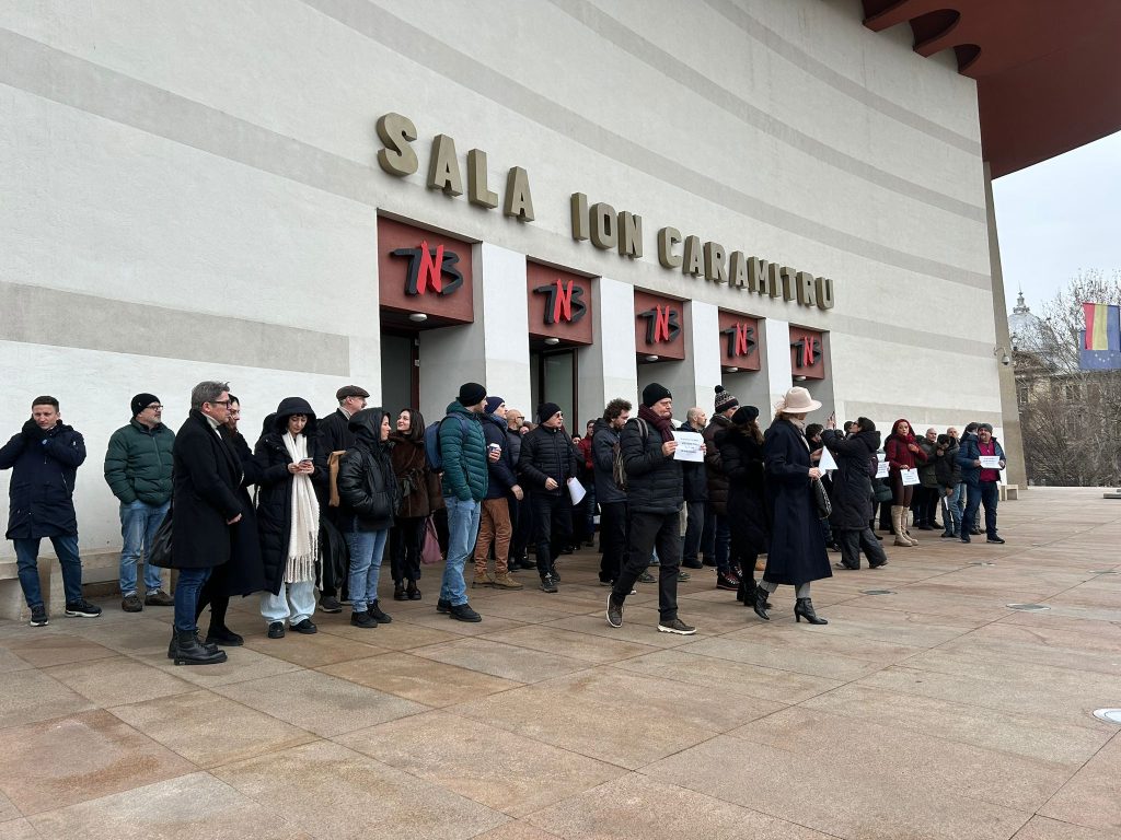Ministrul Culturii a protestat personal în fața TNB, reușind.