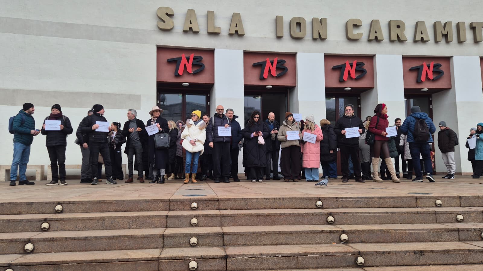 Zeci de actori și angajați ai Departamentelor Tehnic și Producție din cadrul Teatrului Național „I.L