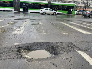 Primăriile din București, amendate cu 6.000 euro pentru gropile din asfalt