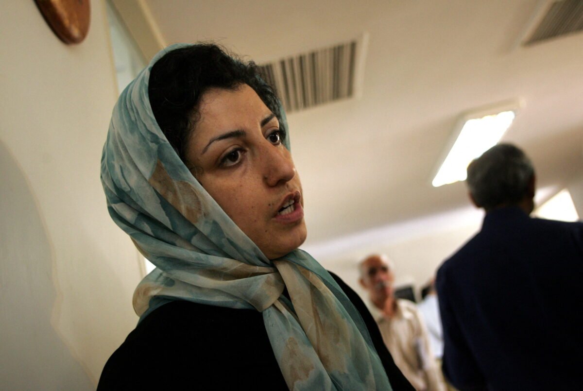 Iranul condamnă la șase ani de închisoare laureata Nobel pentru Pace Narges Mohammadi Un tribunal iranian a anunțat duminică condamnarea la șase ani de închisoare a activistei pentru drepturile omului și laureate a Premiului Nobel pentru Pace, Narges Mohammadi