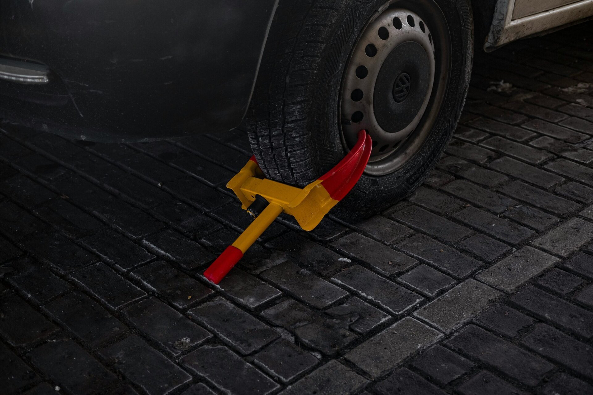 Primăria Sectorului 4 a decis să investească peste 250.000 de lei în reparația și recondiționarea blocatoarelor de roți folosite pentru imobilizarea autovehiculelor parcare neregulamentar