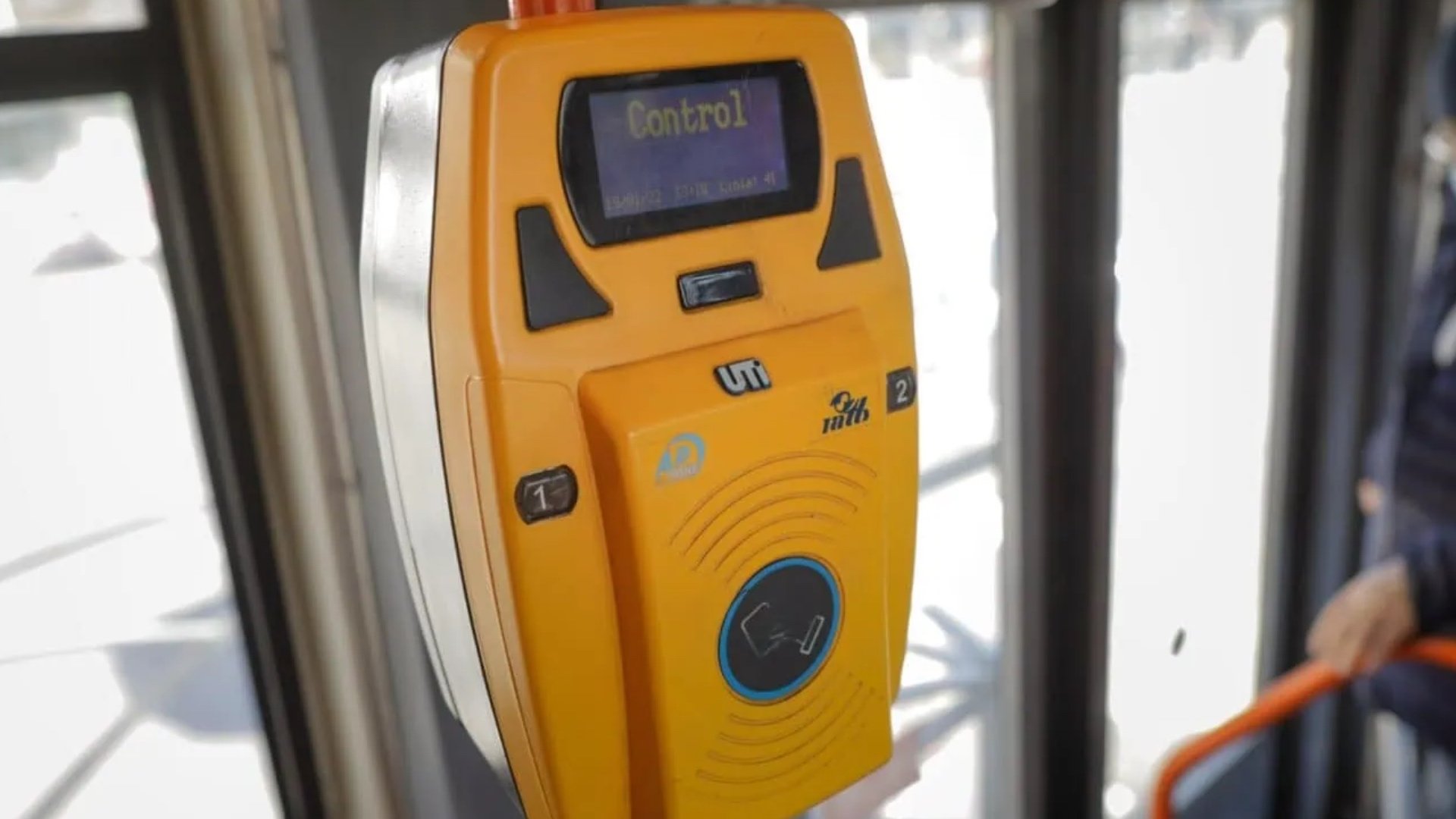 Bucureștenii cu noile cărți de identitate electronice rămân fără posibilitatea de a fi sancționați pentru călătorii fără bilet în timp ce circulă cu STB, din cauza unor lipsuri tehnice care persistă de aproape un an