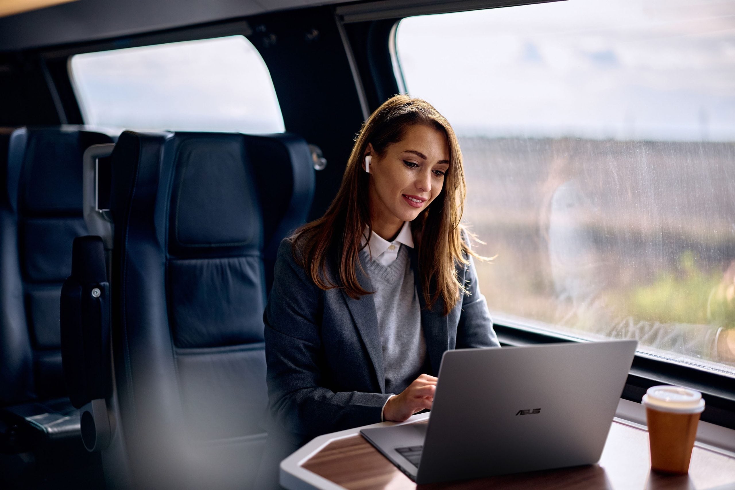 ASUS își reafirmă angajamentul față de segmentul business prin lansarea noului ExpertBook P5 G2, un laptop proiectat pentru profesioniști care solicită performanță de top, securitate avansată și fiabilitate într-un format portabil