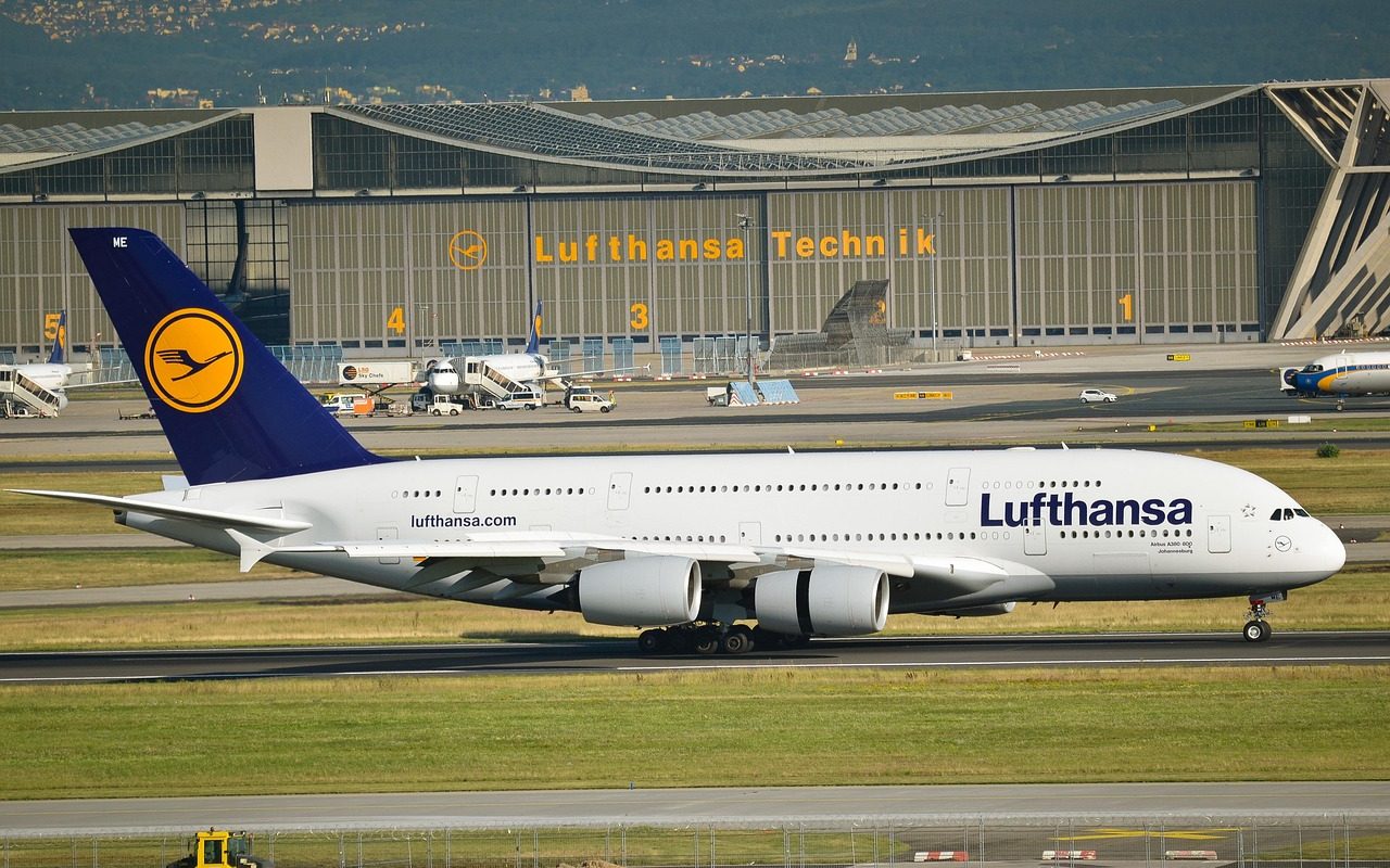 avion-Lufthansa-pe-aeroportul-din-Frankfurt.jpg