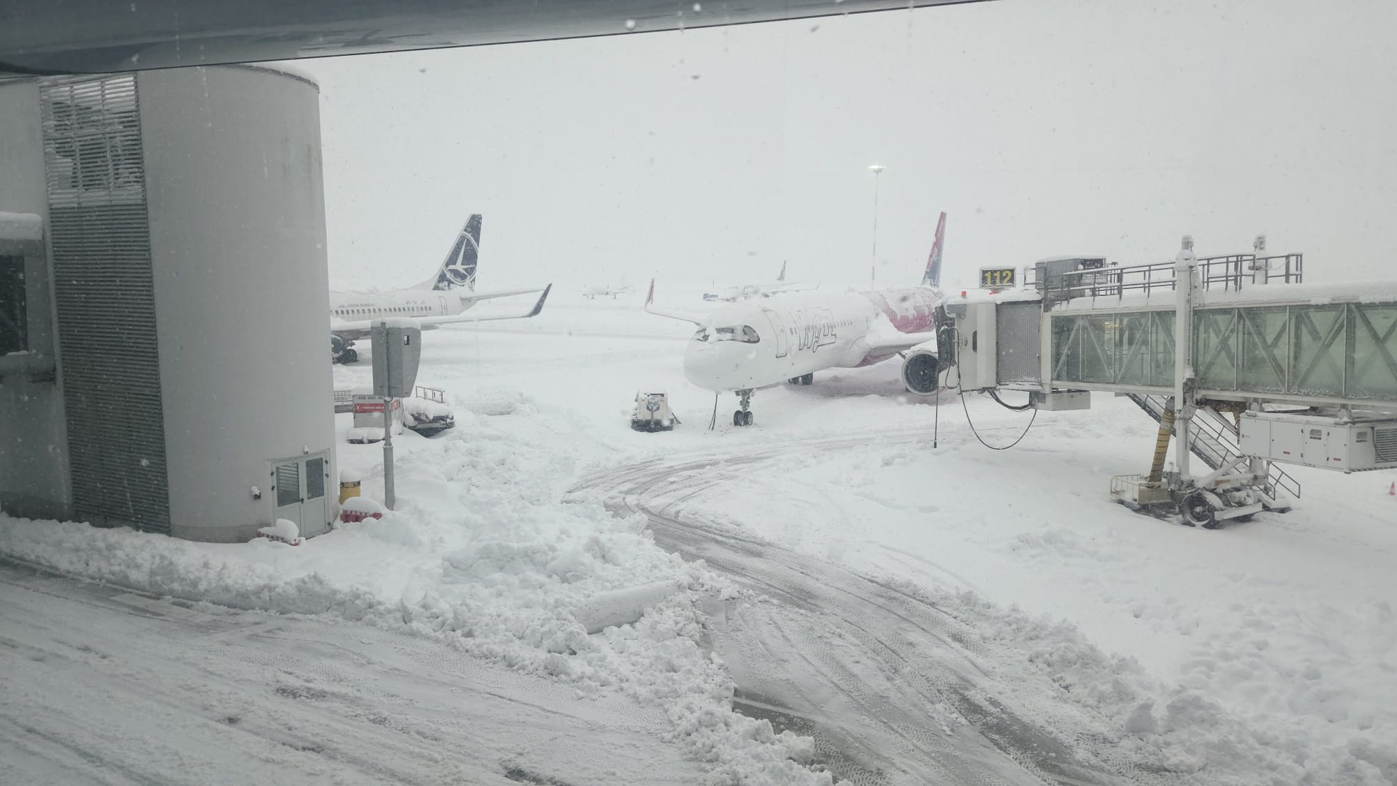 Aeroportul Otopeni, în haos din cauza ninsorii record: curse anulate și devieri de zboruri Ninsorile intense și viscolul puternic din noaptea de marți spre miercuri au transformat aeroportul Henri Coandă într-un adevărat câmp de luptă