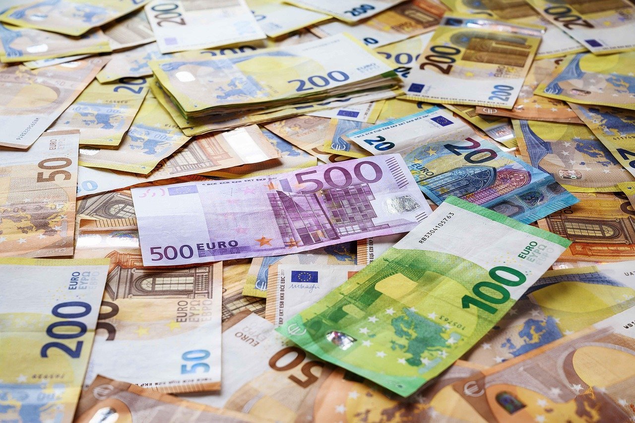 Guvernul României anunță măsuri pentru simplificarea procedurilor de avizare a investițiilor străine Guvernul României vizează accelerarea procesului de aprobare a marilor proiecte de investiții străine, anunțând o serie de măsuri menite să reducă birocrația și timpul de avizare