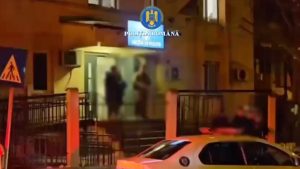 VIDEO: Bătăi în Sector 5, un bărbat și fiul său, reținuți de polițiști