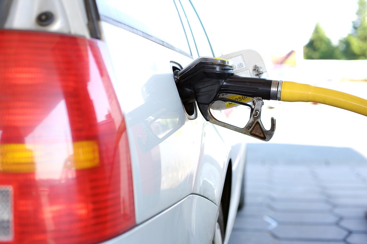 Italia reduce accizele la carburanți pentru a atenua prețurile Guvernul italian a aprobat o reducere temporară a accizelor la combustibili, ca răspuns la creșterea prețurilor la pompă, exacerbata de conflictul din Orientul Mijlociu