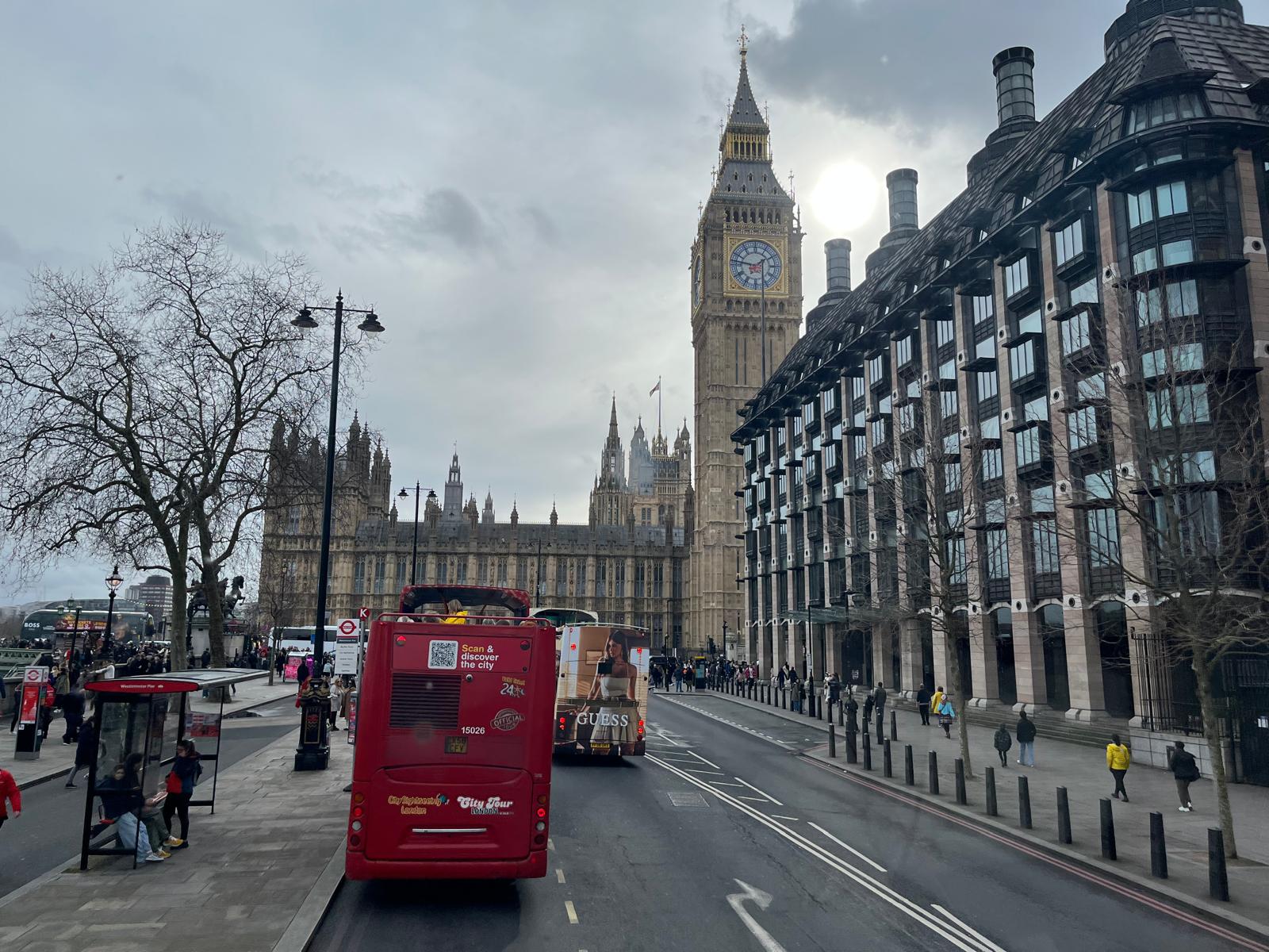 O vizită simbolică a României la Oxford: Oana Țoiu inaugurează primul lectorat de limba română din Regatul Unit Ministrul afacerilor externe, Oana Țoiu, a efectuat marți o vizită semnificativă la prestigioasa universitate Oxford, marcând un pas important în consolidarea relațiilor culturale și educaționale între România și Regatul Unit