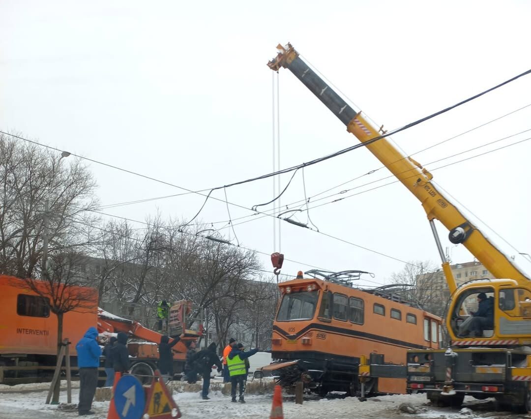 Zăpada și frigul blochează traficul cu tramvai în București Primăvara pare încă departe, iar capriciile iernii își spun cuvântul în Capitală, unde câteva zile de precipitații abundente și temperaturi extrem de scăzute au creat haos în transportul în comun