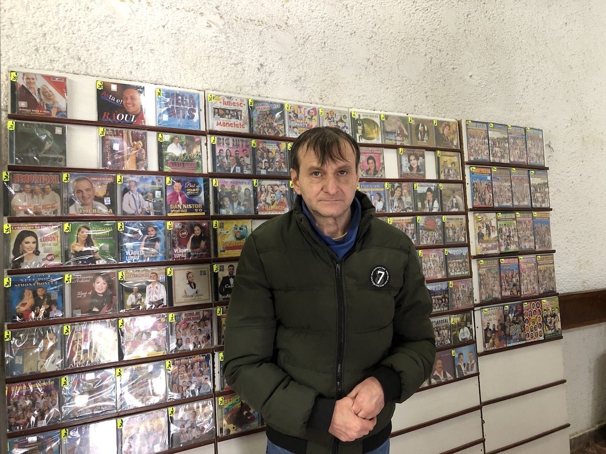 Dumbrava din centrul Sibiului, o oază a muzicii cu undă veche în era digitală În inima istorică a Sibiului, pe strada care păstrează încă ecoul arhitecturii comuniste, se află un colț de stradă cu un farmec aparte: magazinul Dumbrava, un spațiu care a rezistat în timp și a devenit un simbol al nostalgiei pentru muzica de odinioară