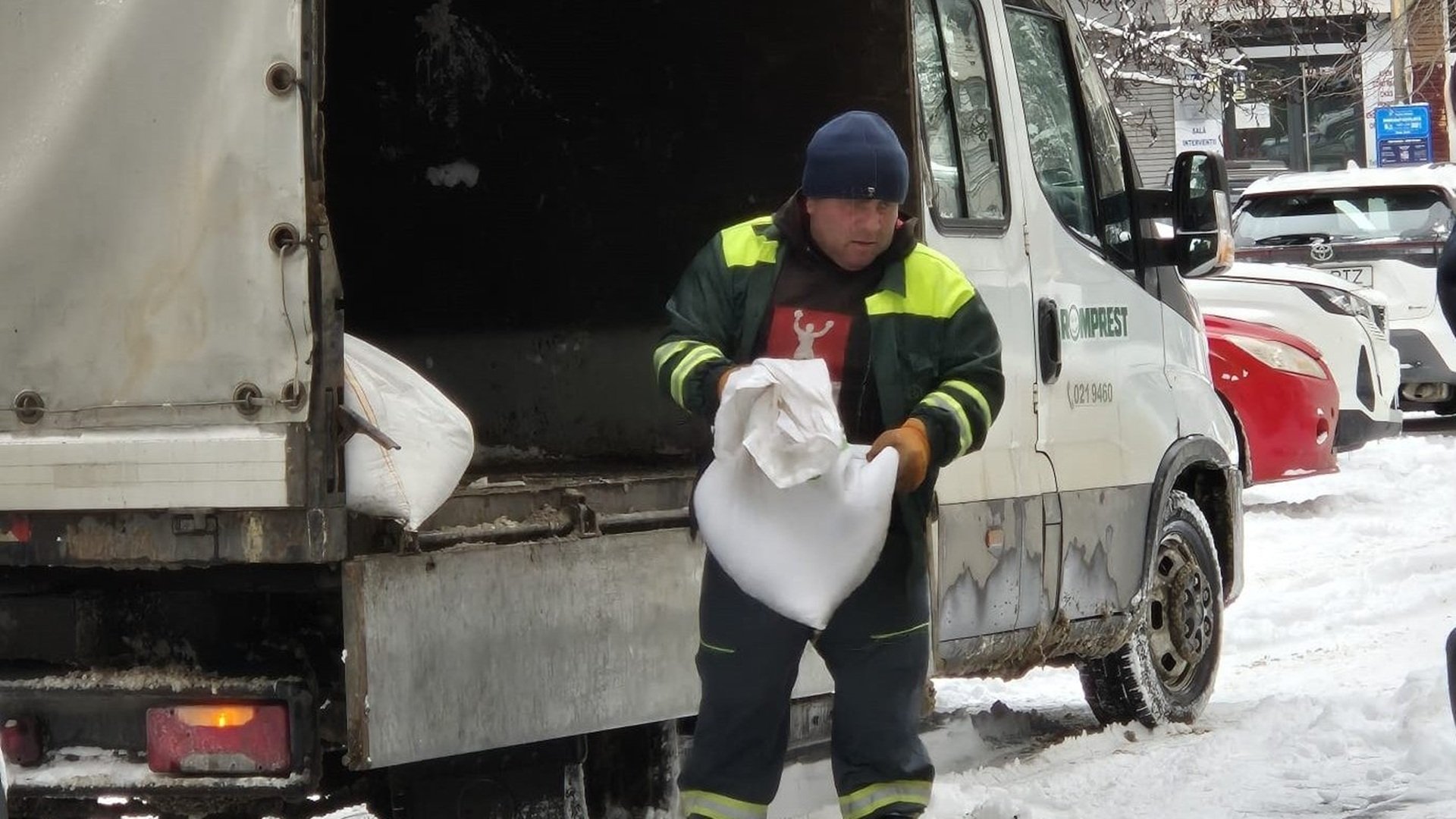 Primăria Sectorului 1 anunță deschiderea unor centre de distribuire gratuită a sării, ca răspuns la codul portocaliu de ninsori și viscol emis de Administrația Națională de Meteorologie