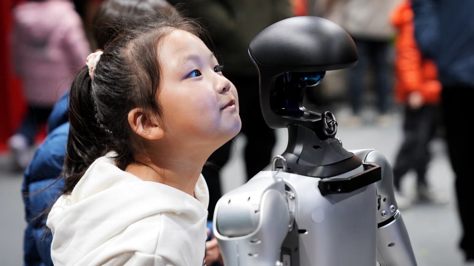 China se află într-o cotitură istorică, confruntându-se cu o dublă realitate: populația îmbătrânește rapid, iar natalitatea rămâne la cel mai scăzut nivel din ultimele decenii