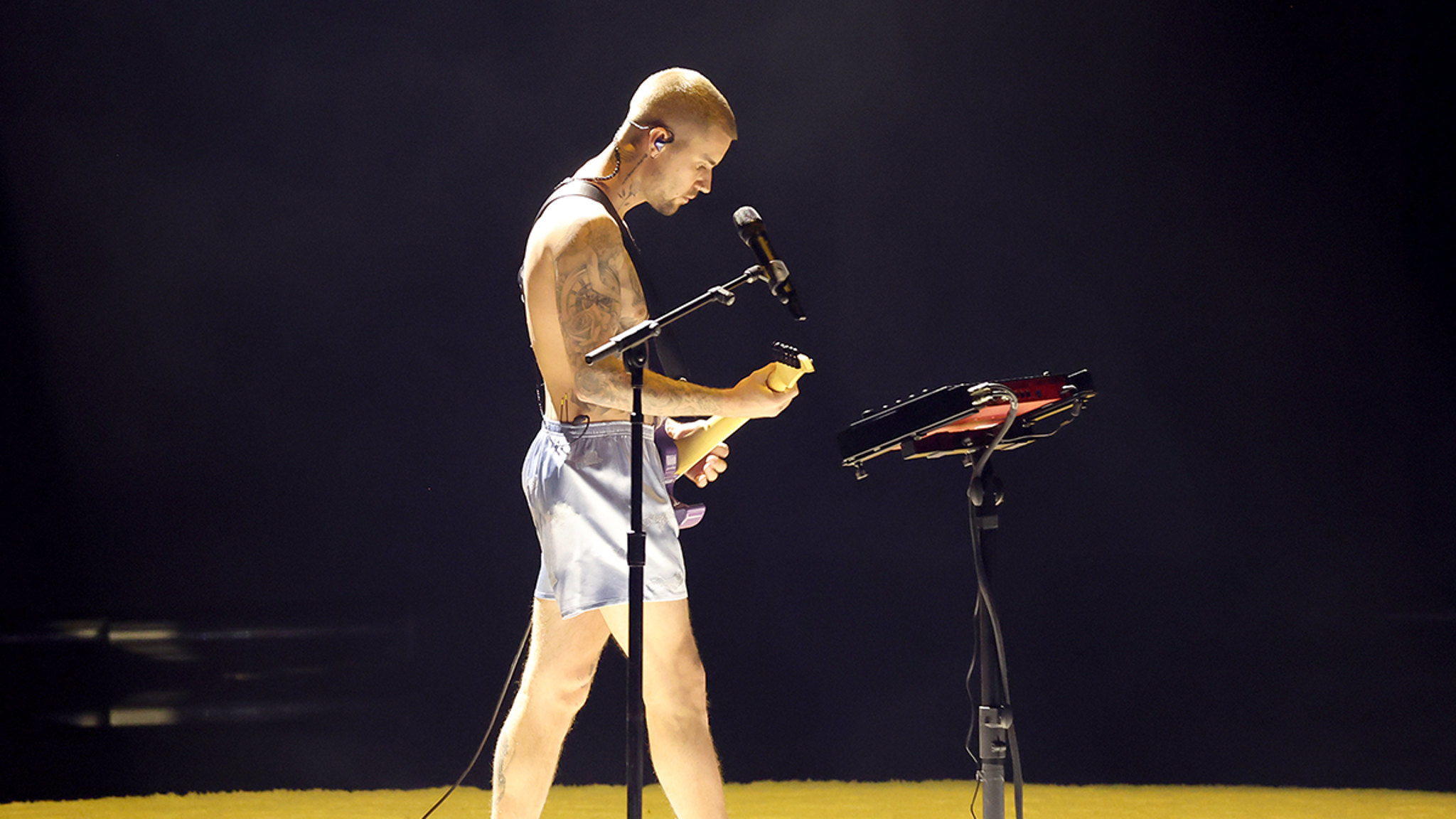 Justin Bieber a șocat la Grammy: a cântat în chiloți!