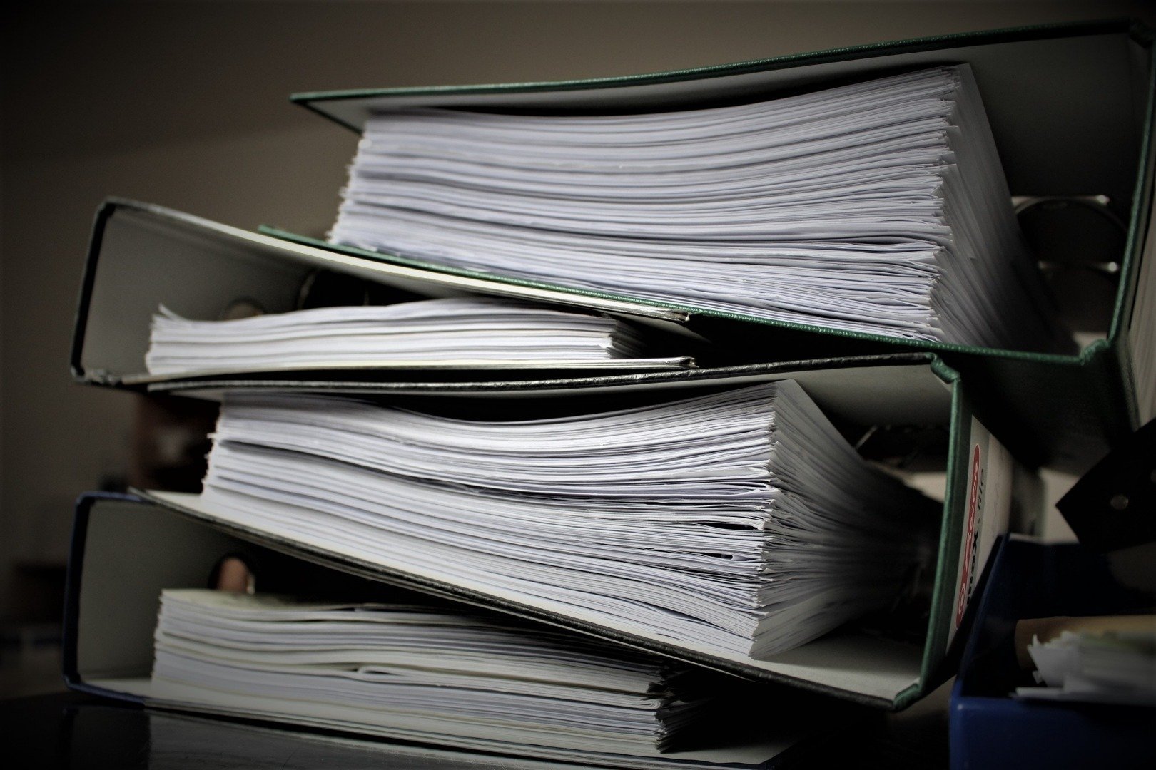 Reforma administrativă din Buzău aduce cheltuieli umane semnificative: zece angajați riscă să-și piardă locurile de muncă până la 1 iulie Măsura de reorganizare și reducere a personalului din cadrul Instituției Prefectului Buzău, inițiată ca parte a unui proces mai amplu de reformare a administrației publice din țară, provoacă deja controverse și preocupări legate de impactul asupra angajaților și serviciilor publice